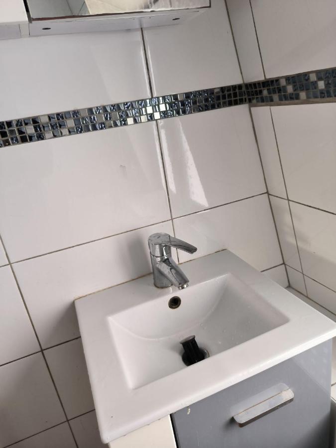 3 Hebergements - Au 1Er Etage 1 Appartement 2 Pieces Et Au 2Eme Etage Un Logement De 2 Chambres Louees Separement Avec Coin Cuisine Et Toilettes A Partager- Dans Pavillon Au Pied Du Rer B A 5 Minutes De Paris Et 30 Mn Stade De France Cachan Eksteriør billede
